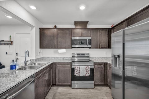 Townhouse For Sale - 2742 Champagne Gold Avenue<br/> Clark County, North Las Vegas, NV 89086