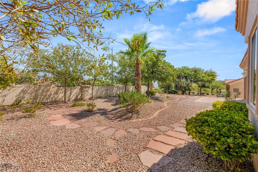 Las Vegas, Nevada 89134, United States, 2 Bedrooms Bedrooms, ,2 BathroomsBathrooms,Residential,Active,192015