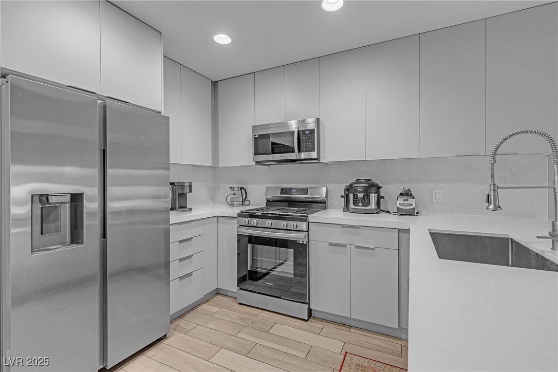 353 E Bonneville Avenue 557