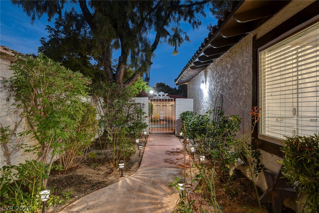 2216 Plaza Del Robles