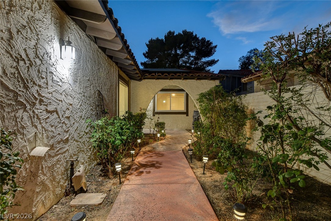 2216 Plaza Del Robles