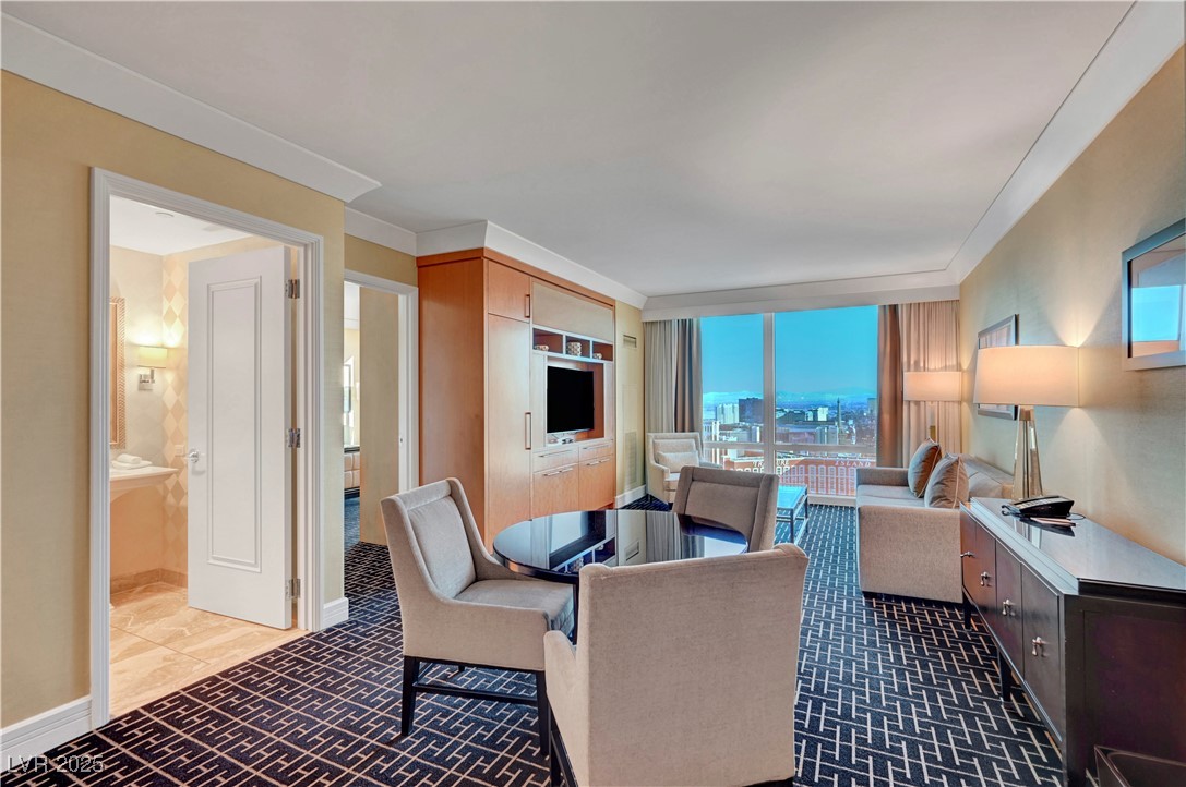 2000 N Fashion Show Drive 5906