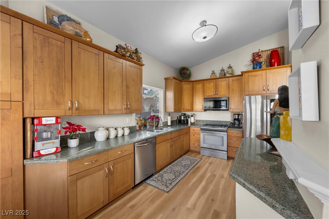 Las Vegas, Nevada 89117, United States, 4 Bedrooms Bedrooms, ,3 BathroomsBathrooms,Residential,Active,79187