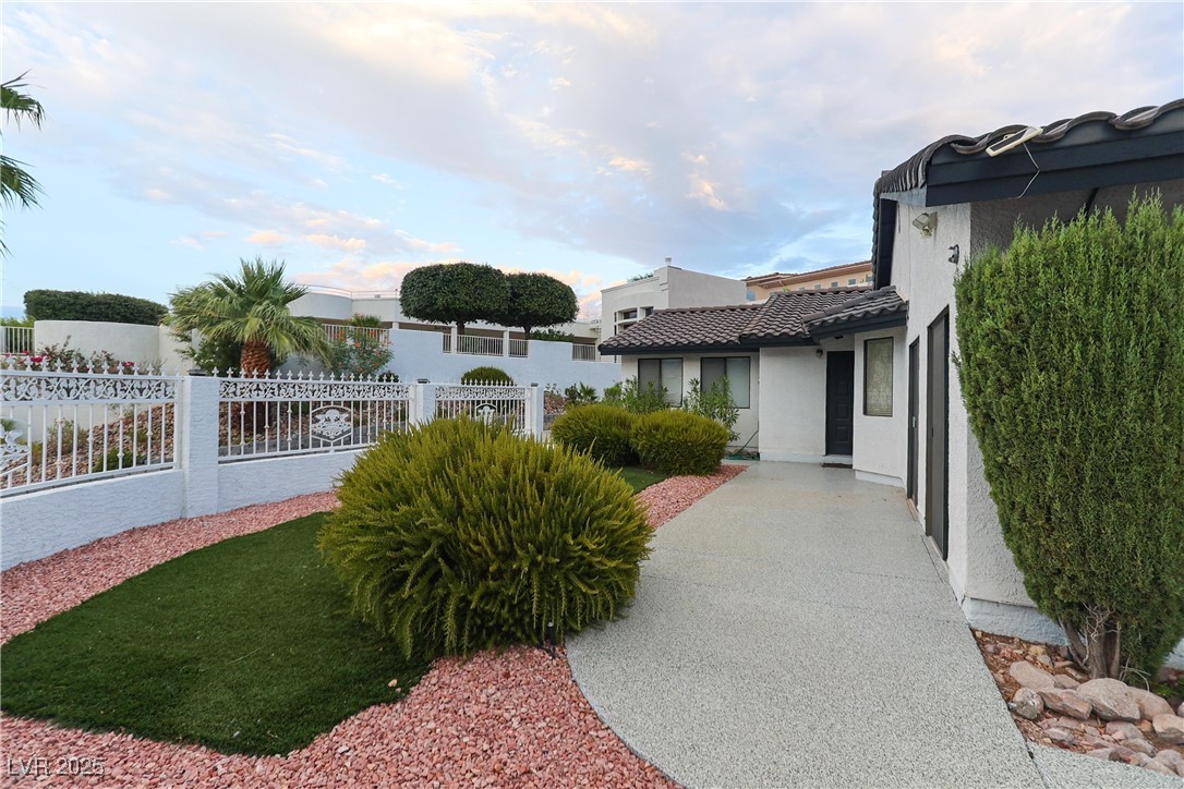 935 Vista Lago Way