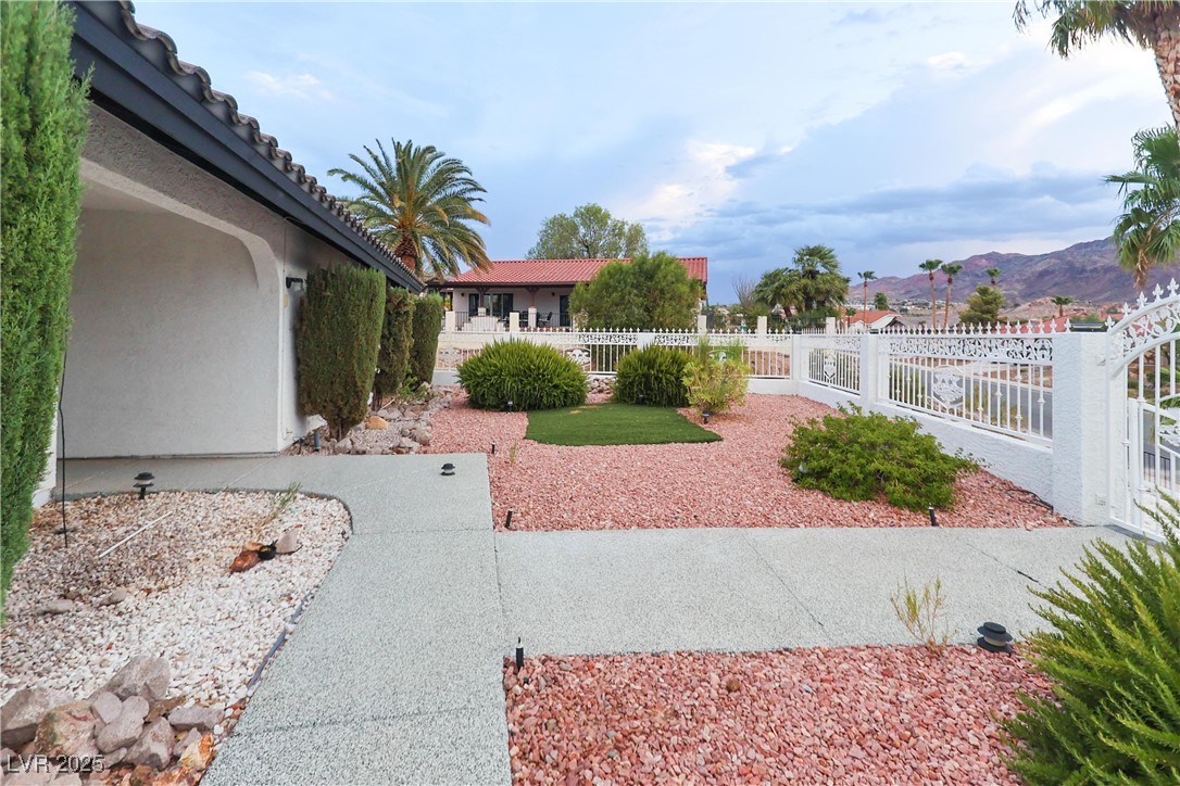 935 Vista Lago Way