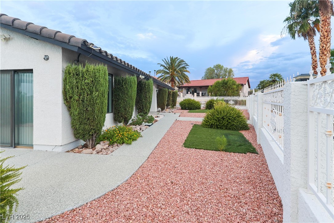 935 Vista Lago Way