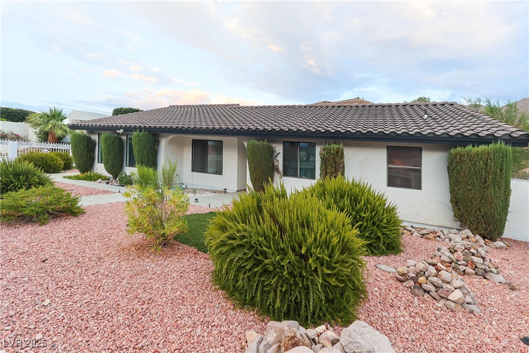 935 Vista Lago Way