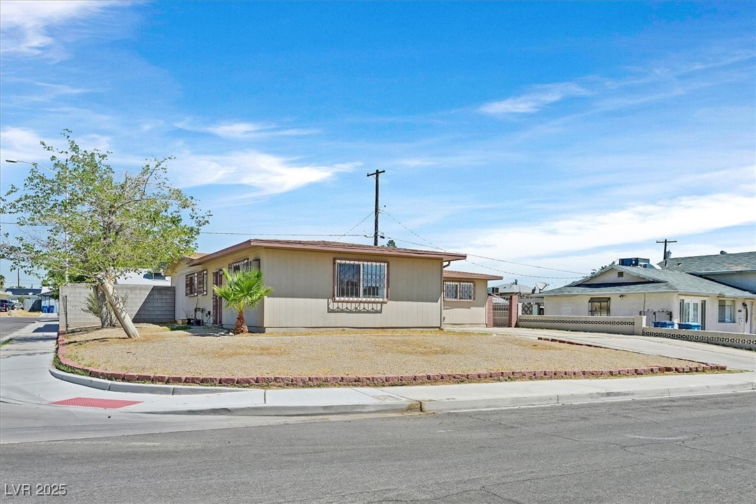 Las Vegas, Nevada 89107, United States, 4 Bedrooms Bedrooms, ,2 BathroomsBathrooms,Residential,Active,195931