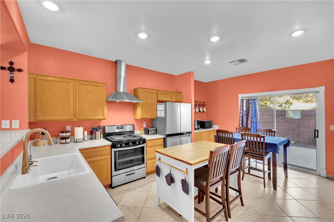 6122 Mountain Hemlock Avenue