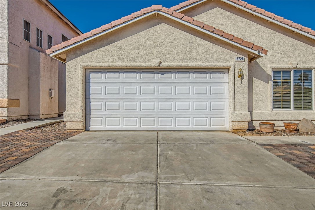 8728 Honey Vine Avenue
