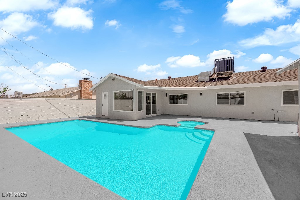 1905 E Oakey Boulevard