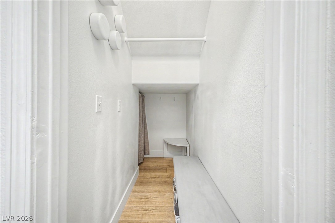 1713 Sky Of Red Drive 204