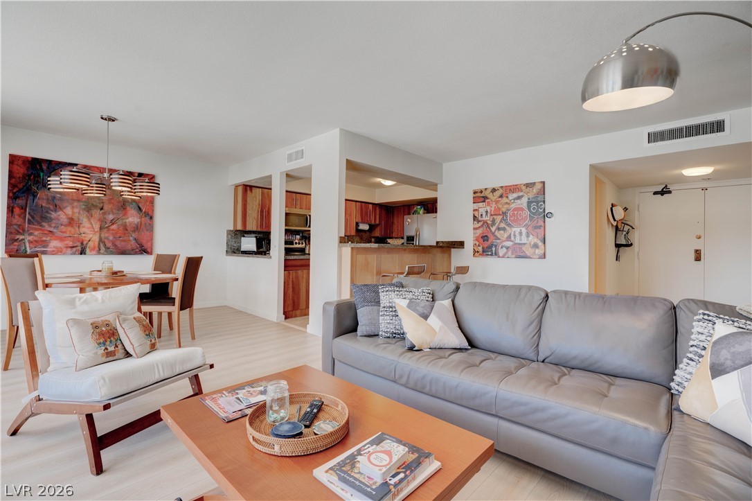 205 E HARMON Avenue 909