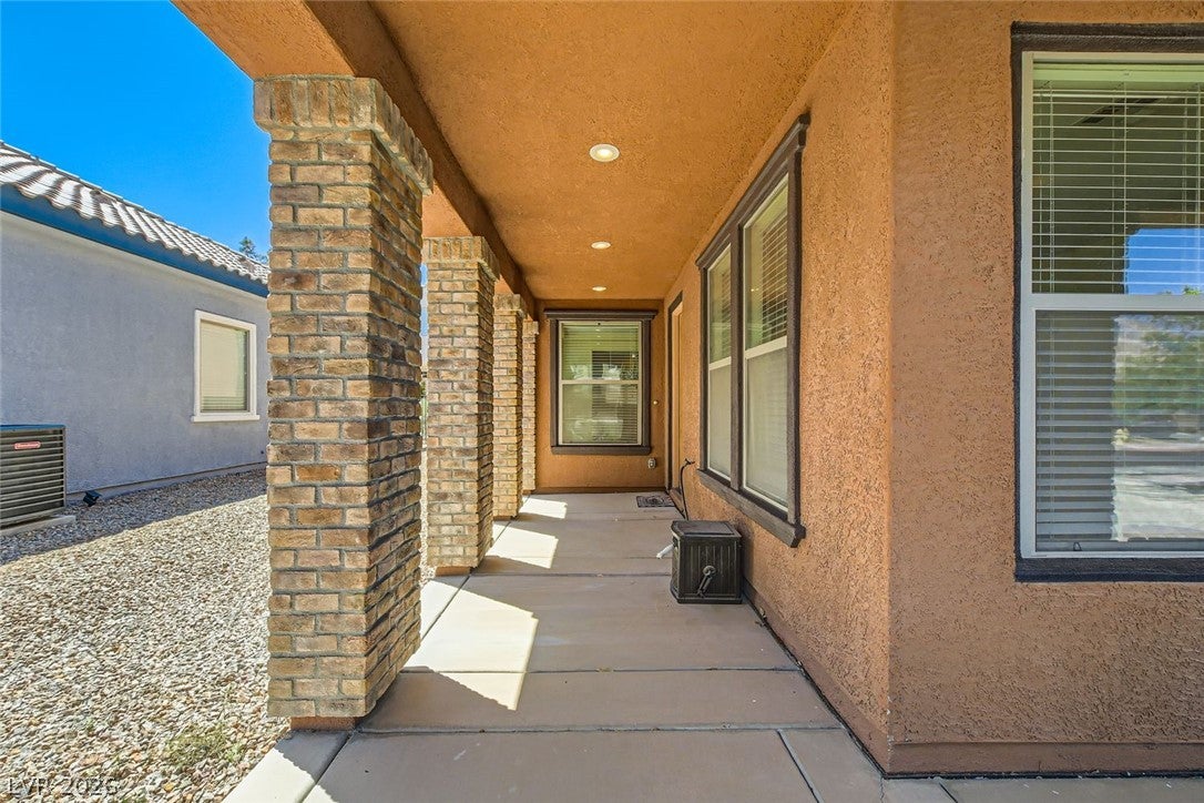 497 VIA STRETTO Avenue