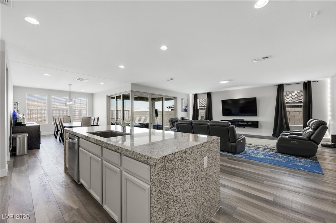 Las Vegas, Nevada 89166, United States, 4 Bedrooms Bedrooms, ,3 BathroomsBathrooms,Residential,Pending,195953