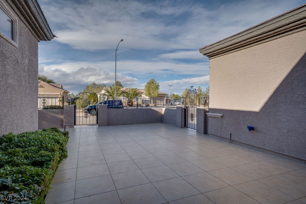 Henderson, Nevada 89052, United States, 2 Bedrooms Bedrooms, ,3 BathroomsBathrooms,Residential,Pending,28952