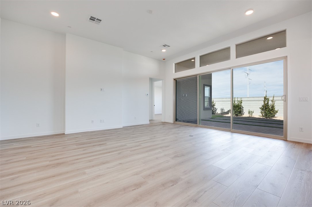 10324 Peako Hills Avenue