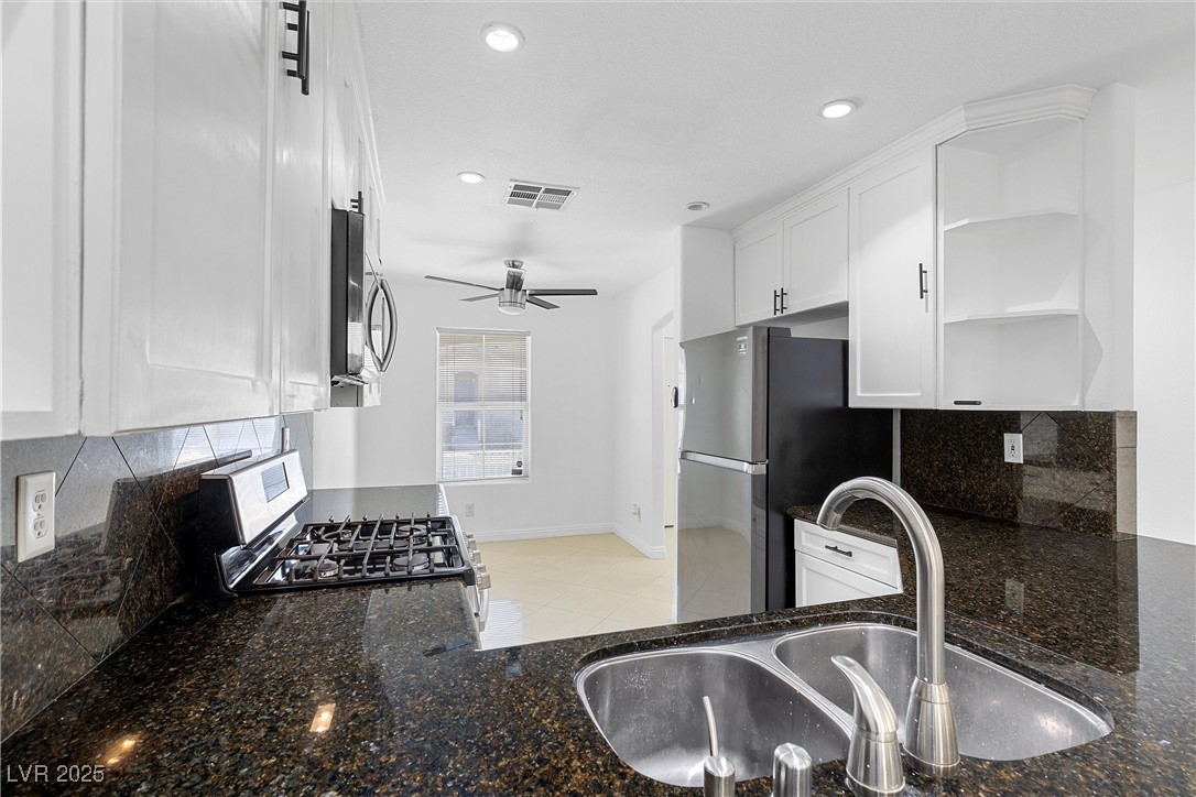 Las Vegas, Nevada 89148, United States, 2 Bedrooms Bedrooms, ,3 BathroomsBathrooms,Residential,Pending,125842