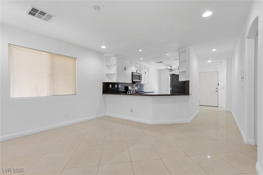 Las Vegas, Nevada 89148, United States, 2 Bedrooms Bedrooms, ,3 BathroomsBathrooms,Residential,Pending,125842