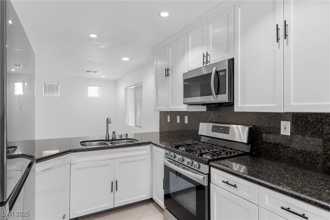 Las Vegas, Nevada 89148, United States, 2 Bedrooms Bedrooms, ,3 BathroomsBathrooms,Residential,Pending,125842