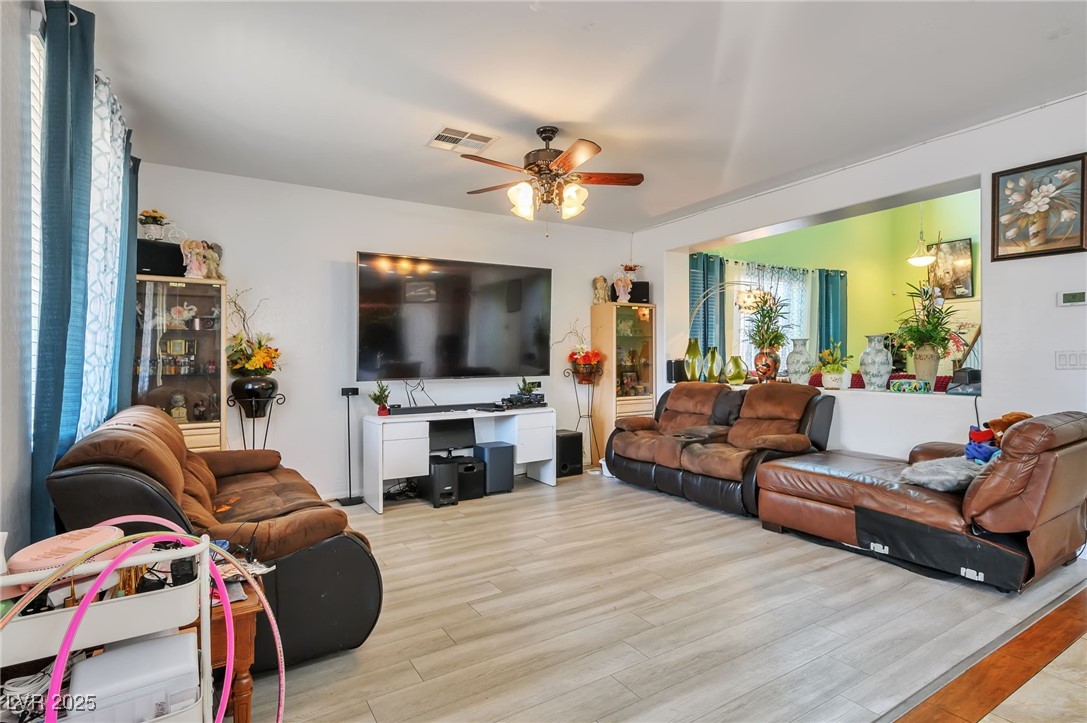 Las Vegas, Nevada 89122, United States, 5 Bedrooms Bedrooms, ,4 BathroomsBathrooms,Residential,Active,207681