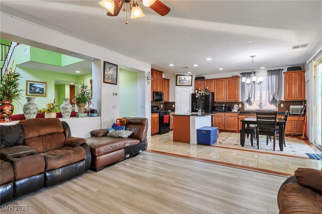 Las Vegas, Nevada 89122, United States, 5 Bedrooms Bedrooms, ,4 BathroomsBathrooms,Residential,Active,207681