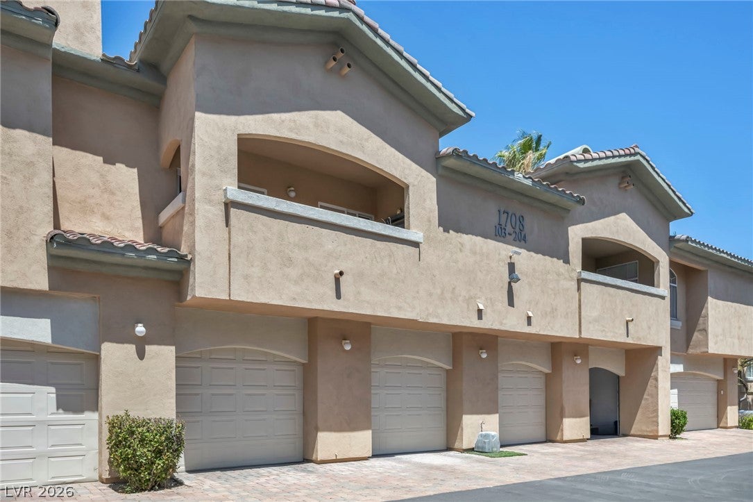 1708 Sky Of Red Drive 104