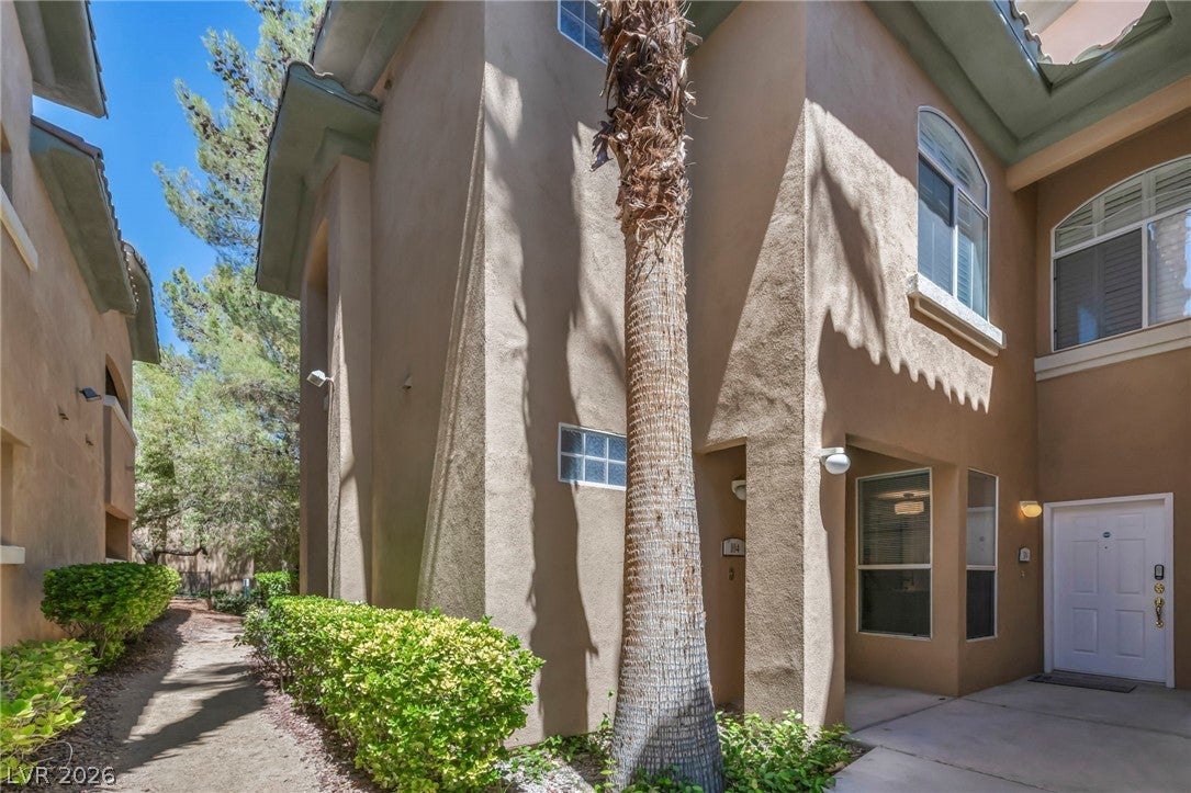 1708 Sky Of Red Drive 104