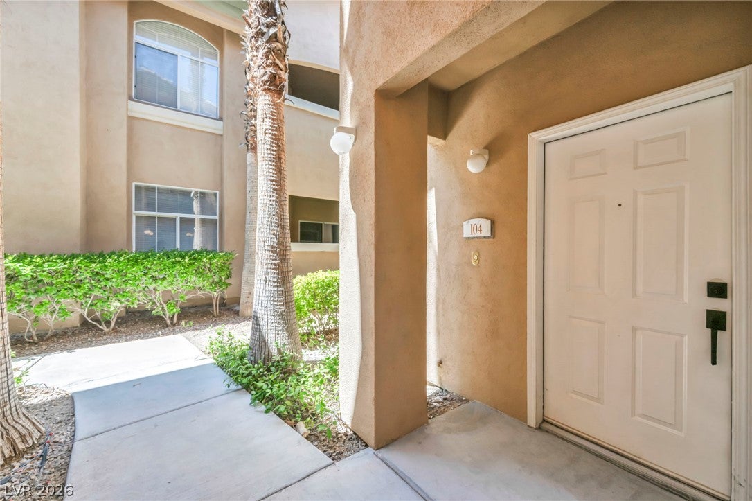 1708 Sky Of Red Drive 104