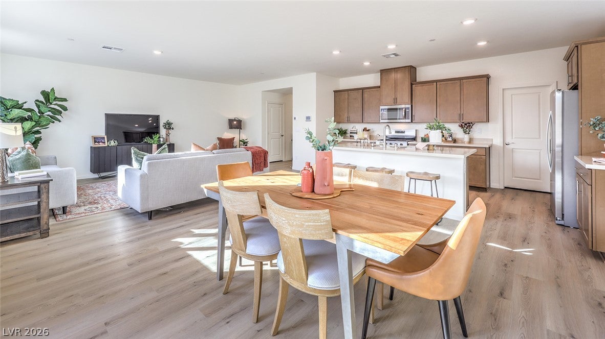 561 Ivory Peacock Ct