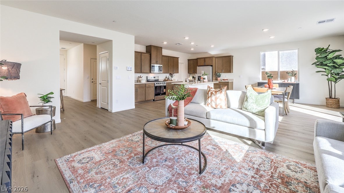 561 Ivory Peacock Ct