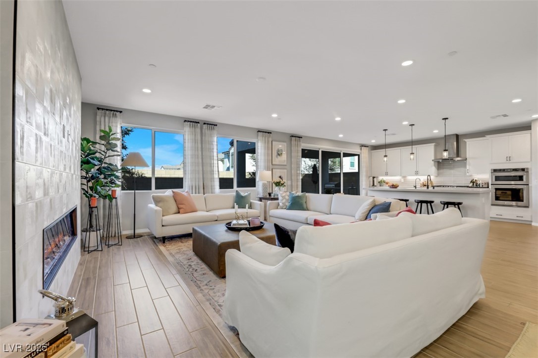 Las Vegas, Nevada 89166, United States, 4 Bedrooms Bedrooms, ,3 BathroomsBathrooms,Residential,Pending,105945