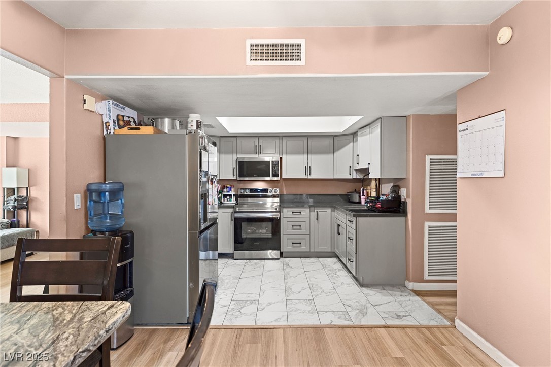 Las Vegas, Nevada 89121, United States, 4 Bedrooms Bedrooms, ,3 BathroomsBathrooms,Residential,Active,98658