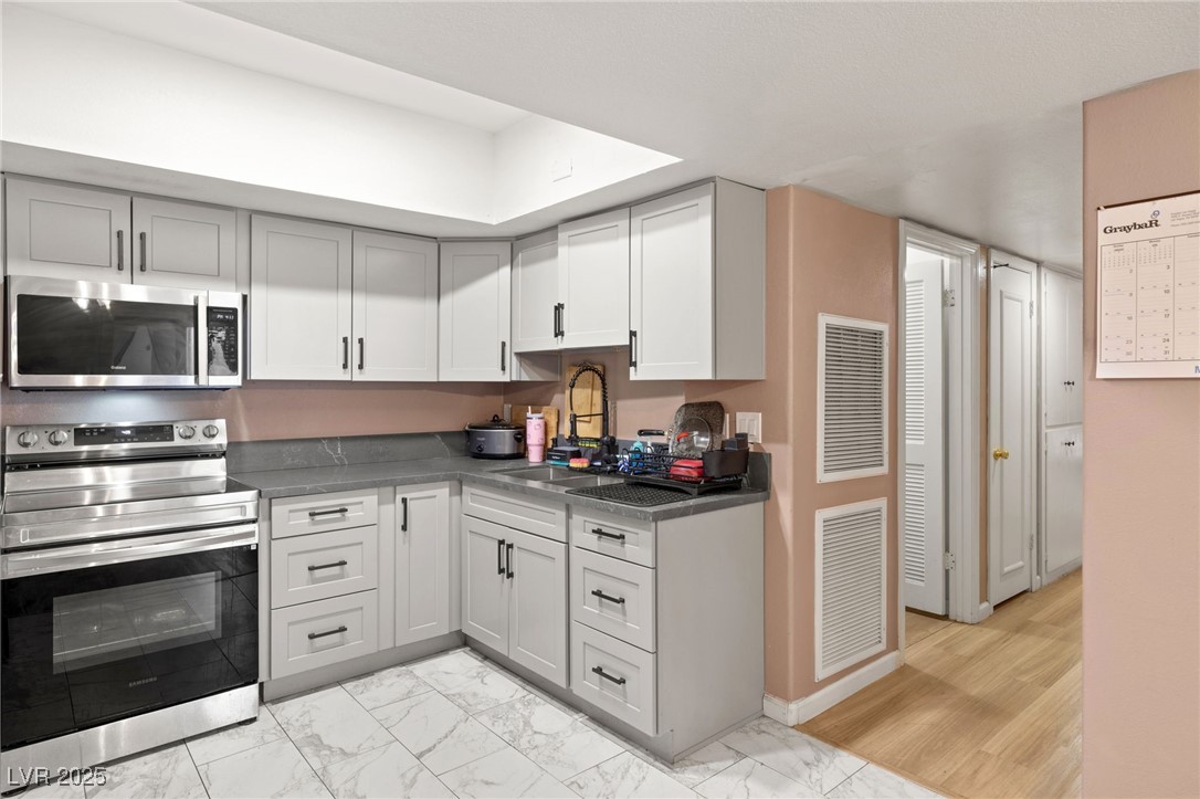 Las Vegas, Nevada 89121, United States, 4 Bedrooms Bedrooms, ,3 BathroomsBathrooms,Residential,Active,98658