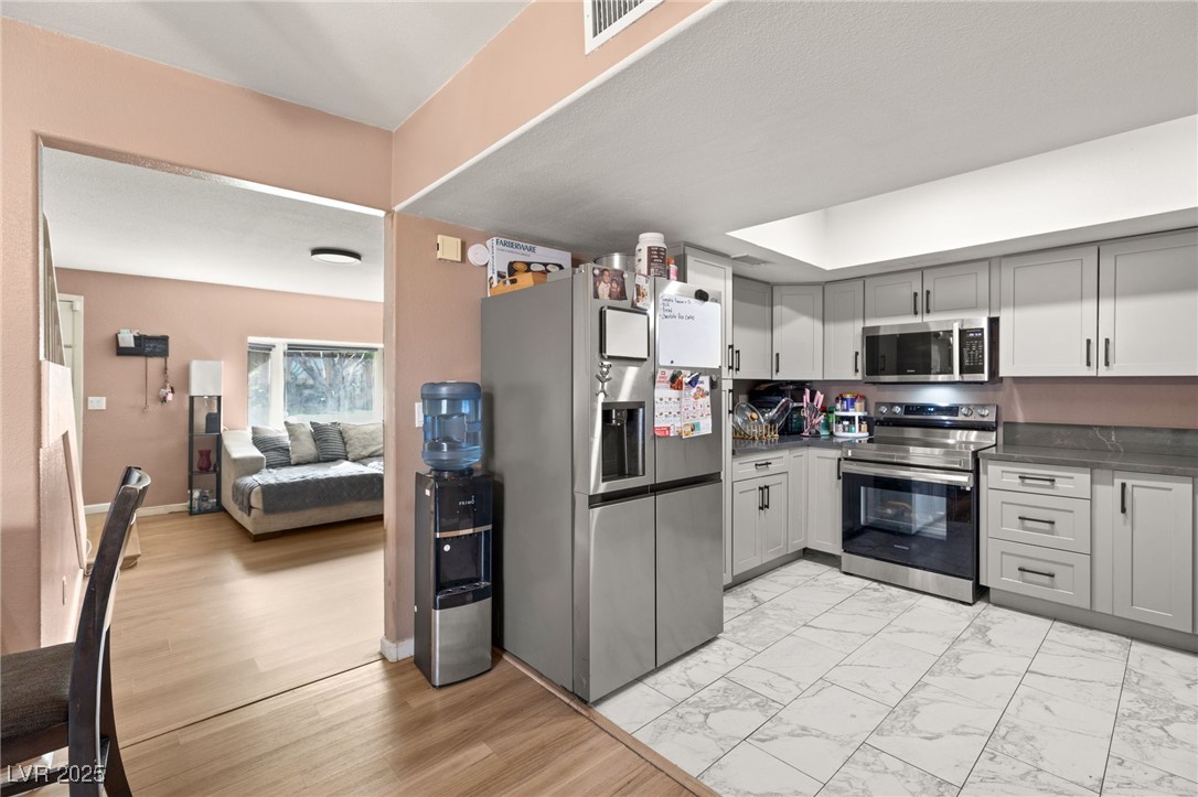 Las Vegas, Nevada 89121, United States, 4 Bedrooms Bedrooms, ,3 BathroomsBathrooms,Residential,Active,98658