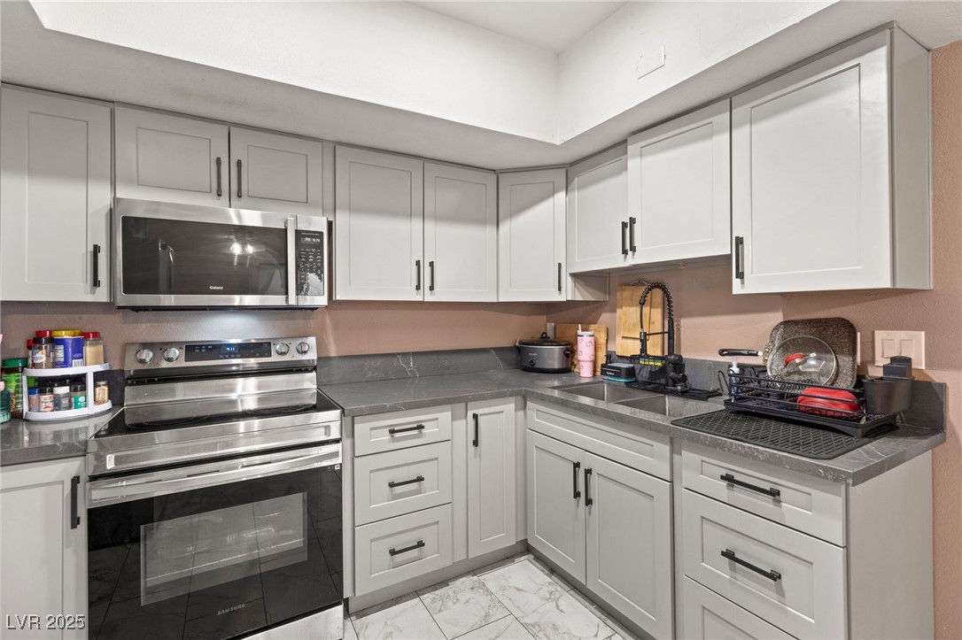 Las Vegas, Nevada 89121, United States, 4 Bedrooms Bedrooms, ,3 BathroomsBathrooms,Residential,Active,98658