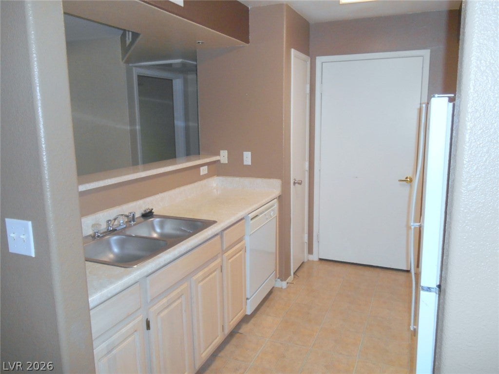 555 SILVERADO RANCH Boulevard 1073