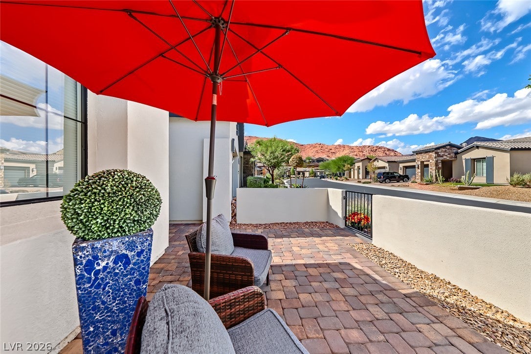 23 Arid Crest Avenue