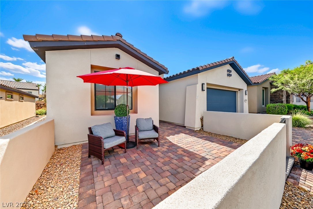 23 Arid Crest Avenue