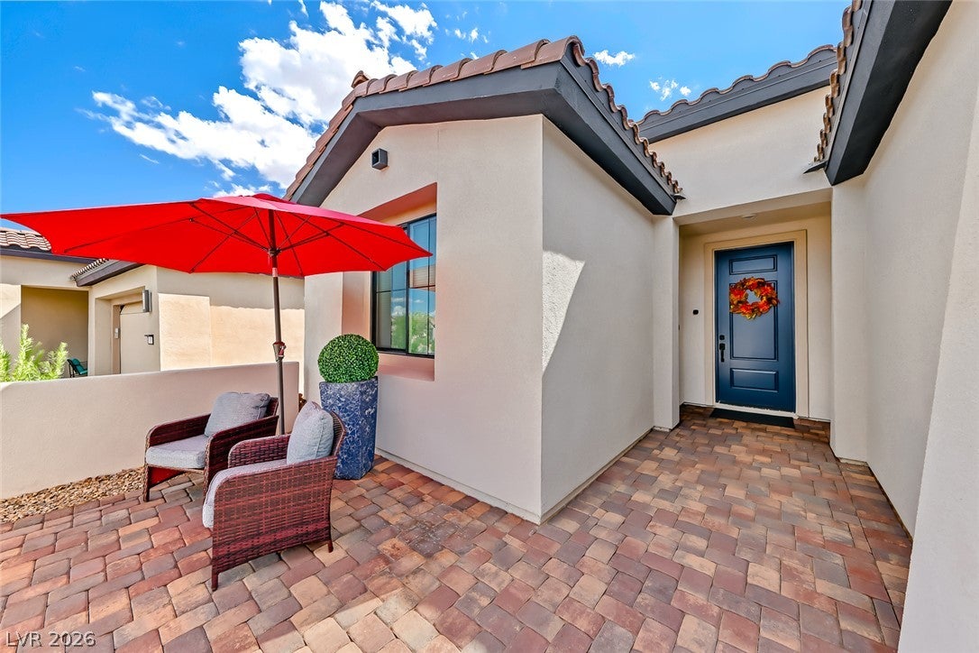 23 Arid Crest Avenue