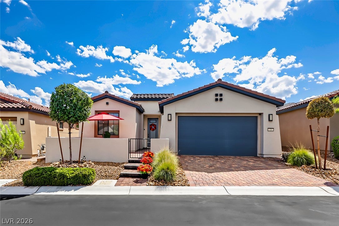 23 Arid Crest Avenue