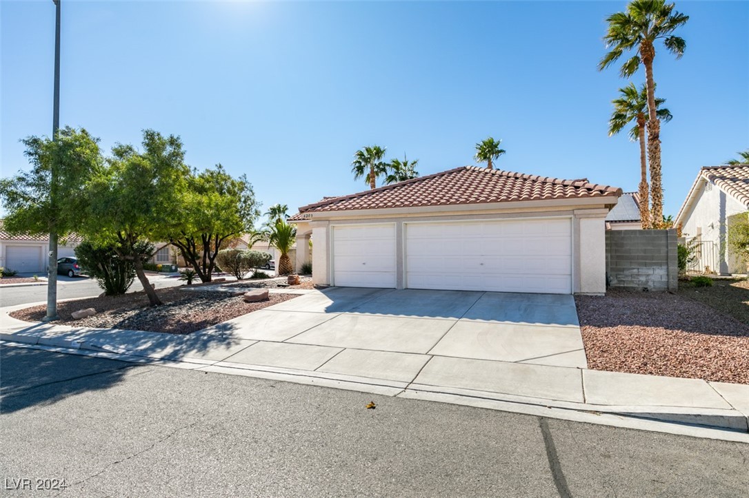 6203 Shadow Oak Drive, North Las Vegas, Nevada image 2