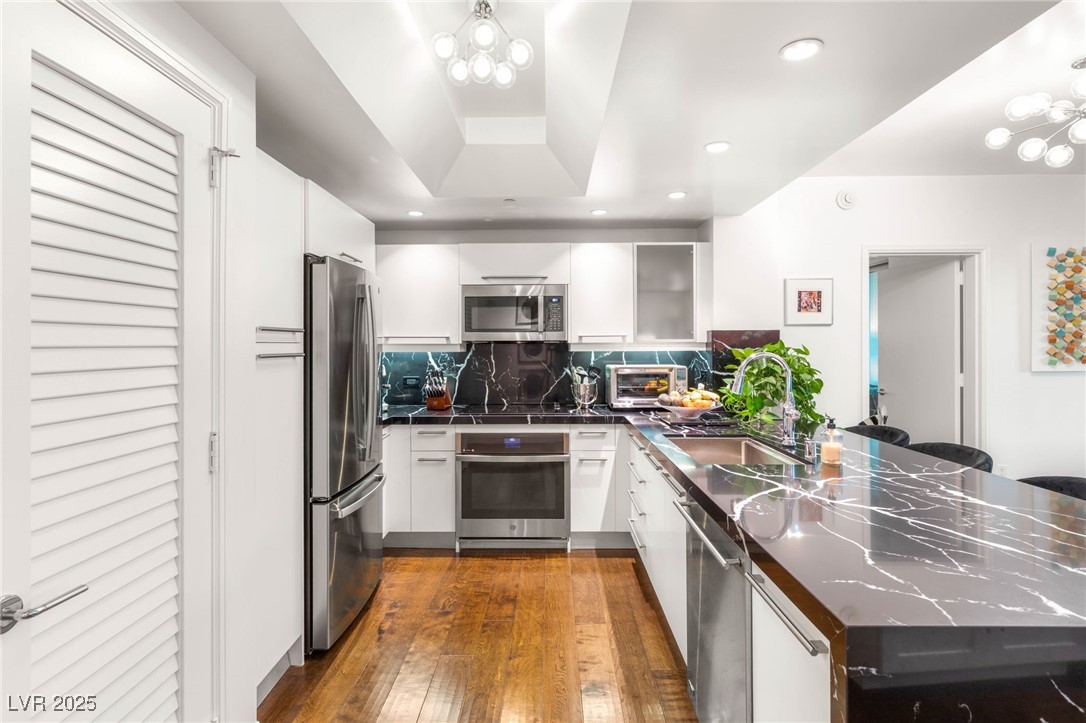 222 KAREN Avenue 2802