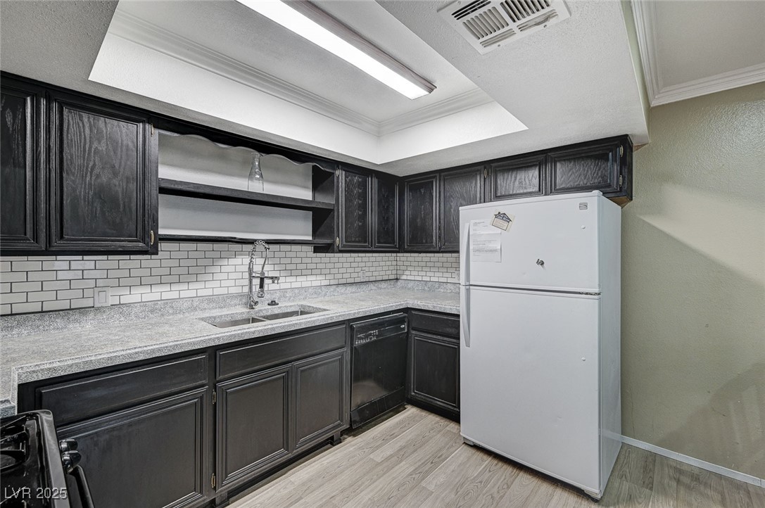 Las Vegas, Nevada 89103, United States, 2 Bedrooms Bedrooms, ,2 BathroomsBathrooms,Residential,Active,5076