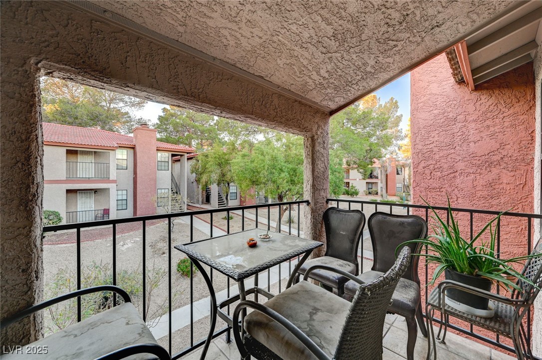 Las Vegas, Nevada 89103, United States, 2 Bedrooms Bedrooms, ,2 BathroomsBathrooms,Residential,Active,5076