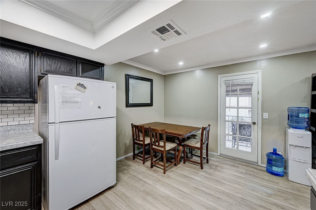 Las Vegas, Nevada 89103, United States, 2 Bedrooms Bedrooms, ,2 BathroomsBathrooms,Residential,Active,5076