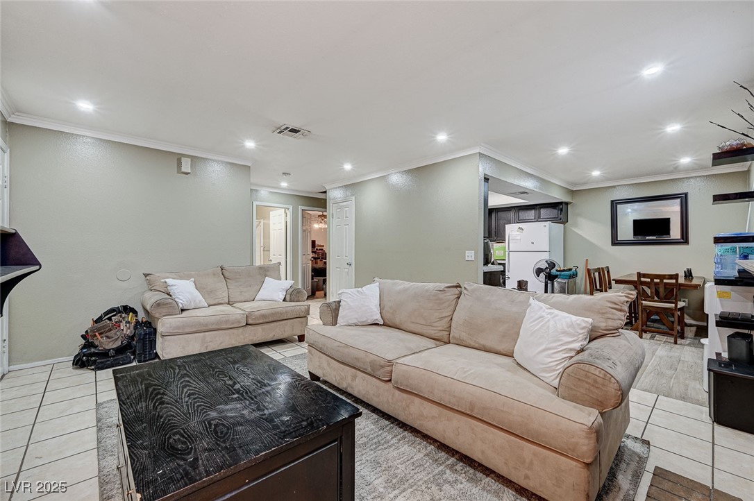 Las Vegas, Nevada 89103, United States, 2 Bedrooms Bedrooms, ,2 BathroomsBathrooms,Residential,Active,5076