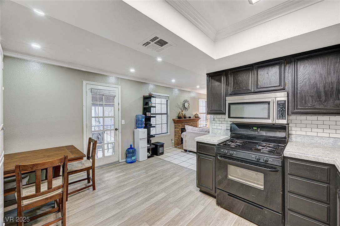 Las Vegas, Nevada 89103, United States, 2 Bedrooms Bedrooms, ,2 BathroomsBathrooms,Residential,Active,5076