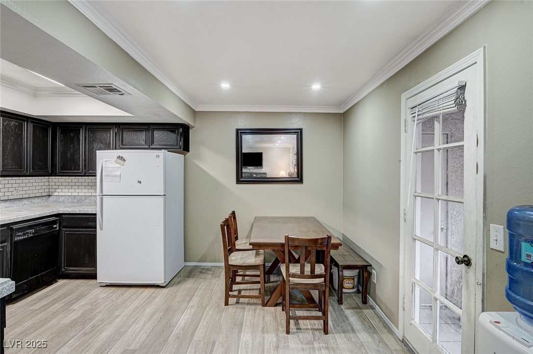 Las Vegas, Nevada 89103, United States, 2 Bedrooms Bedrooms, ,2 BathroomsBathrooms,Residential,Active,5076