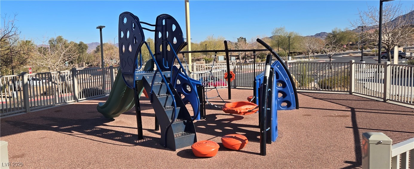 Henderson, Nevada 89002, United States, 3 Bedrooms Bedrooms, ,2 BathroomsBathrooms,Residential,Pending,11167